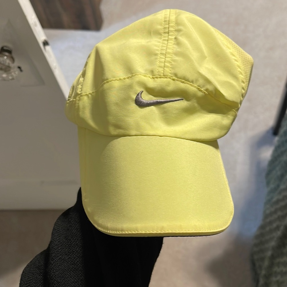 Nike feather light dry fit hat